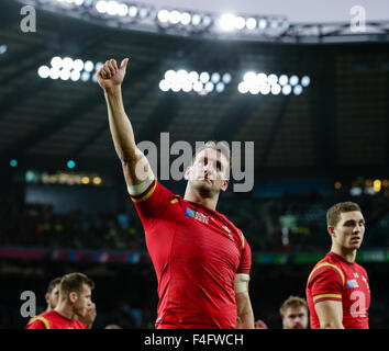 Stadio di Twickenham, Londra, Regno Unito. Xvii oct, 2015. Coppa del Mondo di Rugby Quarti di finale. Sud Africa contro il Galles. Il Galles openside flanker Sam Warburton dà il pollice fino alla folla come egli conduce i suoi giocatori round il passo per un ultima volta prima di inarcamento fuori della RWC Credito: Azione Sport Plus/Alamy Live News Foto Stock