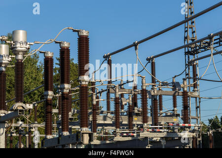 Sottostazione elettrica tower per la generazione di energia con lo sfondo del cielo Foto Stock