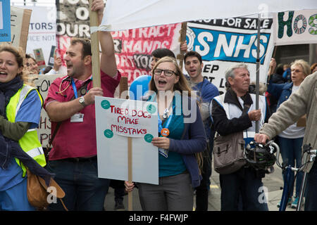 Londra, UK, 17 ottobre 2015,Junior medici marzo e di protesta a Londra circa i piani del governo di imporre un nuovo credito di contrac: Keith Larby/Alamy Live News Foto Stock