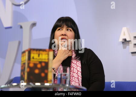 Indonesian giornalista e scrittore Leila S. Chudori presenta il suo libro Pulang (Ritorno a Jakarta) sul divano blu alla Fiera del Libro di Francoforte, in Frankfurt am Main, Germania, 17 ottobre 2015. Foto: Susannah V. Vergau - nessun filo SERVICE - Foto Stock