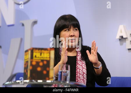 Indonesian giornalista e scrittore Leila S. Chudori presenta il suo libro Pulang (Ritorno a Jakarta) sul divano blu alla Fiera del Libro di Francoforte, in Frankfurt am Main, Germania, 17 ottobre 2015. Foto: Susannah V. Vergau - nessun filo SERVICE - Foto Stock