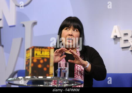 Indonesian giornalista e scrittore Leila S. Chudori presenta il suo libro Pulang (Ritorno a Jakarta) sul divano blu alla Fiera del Libro di Francoforte, in Frankfurt am Main, Germania, 17 ottobre 2015. Foto: Susannah V. Vergau - nessun filo SERVICE - Foto Stock