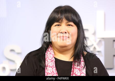 Indonesian giornalista e scrittore Leila S. Chudori presenta il suo libro Pulang (Ritorno a Jakarta) sul divano blu alla Fiera del Libro di Francoforte, in Frankfurt am Main, Germania, 17 ottobre 2015. Foto: Susannah V. Vergau - nessun filo SERVICE - Foto Stock