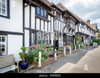 Finestre con piombo e cotatges travi nel villaggio di Chilham, Kent, Regno Unito Foto Stock