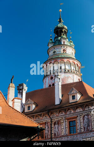 Torre del castello rinascimentale e stucco dipinto di edificio del castello, Castello di Cesky Krumlov, Boemia del Sud, Repubblica Ceca Foto Stock