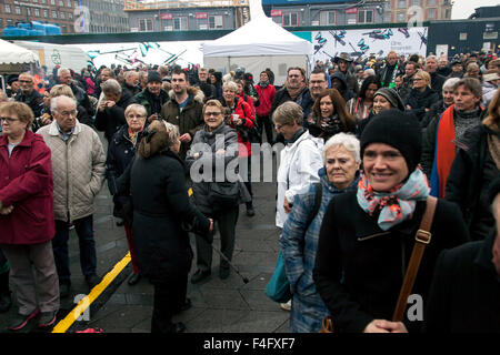 Copenhagen, Danimarca, Ottobre 17th, 2015. Copenhagen commemorare ONU "Giornata Internazionale per l eliminazione della povertà" con una grande manifestazione forhomeless persone con intrattenimento, cibo e un panno la campagna di raccolta fondi presso la piazza del Municipio Credito: OJPHOTOS/Alamy Live News Foto Stock