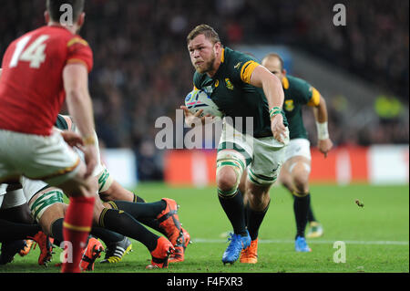 Londra, Regno Unito. 17 ottobre 2015: Duane Vermeulen del Sud Africa si rompe dalla base di un pacchetto di mischia durante il Match 41 della Coppa del Mondo di Rugby 2015 tra il Sud Africa e il Galles - Stadio di Twickenham, Londra.(foto: Rob Munro/Stewart Communications/CSM) Credito: Cal Sport Media/Alamy Live News Foto Stock