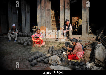 Kathmandu, Nepal. Xvii oct, 2015. Krishna Laxmi, 65Yrs, dando il tocco finale fino a vasi di fango prima di essiccazione al sole in ceramica quadrata. Bhaktapur è una città antica nella valle di Kathmandu e viene elencato come un sito del Patrimonio Culturale Mondiale dell UNESCO per la sua ricca cultura, templi e il legno, il metallo e la pietra opere d'arte. © Narayan Maharjan/Pacific Press/Alamy Live News Foto Stock