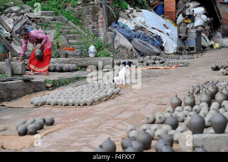 Kathmandu, Nepal. Xvii oct, 2015. Una donna Nepalese organizza il fango vasi in ceramica quadrata in Bhaktapur. Bhaktapur è una città antica nella valle di Kathmandu e viene elencato come un sito del Patrimonio Culturale Mondiale dell UNESCO per la sua ricca cultura, templi e il legno, il metallo e la pietra opere d'arte. © Narayan Maharjan/Pacific Press/Alamy Live News Foto Stock