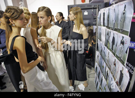 Kiev, Ucraina. Xvii oct, 2015. Modelli backstage di attesa durante l'Ucraino della settimana della moda a Kiev, Ucraina, 17 ottobre 2015. L'evento presenta la Primavera/Estate 2016 collezioni ucraino e designers internazionali dal 14 al 20 Ottobre. © Serg Glovny/ZUMA filo/Alamy Live News Foto Stock