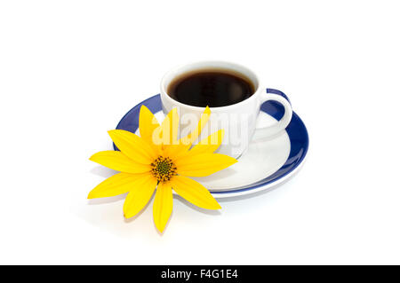 Tazza di caffè su un piattino con un bordo blu e un fiore giallo Foto Stock