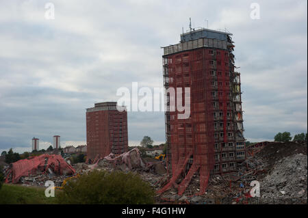 Glasgow, Scozia, 11 ottobre 2015. La demolizione della Red Road appartamenti che sono stati parzialmente demolito è attualmente demolite con macchinari pesanti a causa delle due torri rimanenti che non hanno pienamente venire giù con l'esplosione. Cumuli di macerie sono in luogo di dove le torri si fermò. I rimanenti due torri sono inclinati leggermente dopo solo essendo parzialmente demolita. Credito: Andrew Steven Graham/Alamy Live News Foto Stock