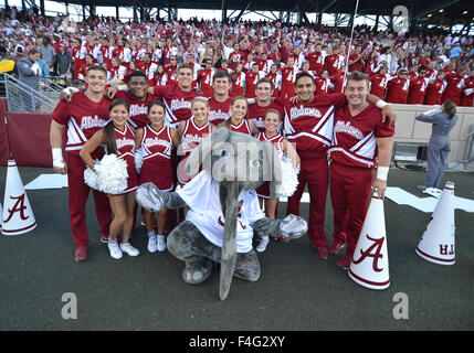 College Station, Texas, Stati Uniti d'America. Xvii oct, 2015. Alabama Crimson Tide cheerleaders durante il gioco tra il Texas A&M Aggies e Alabama Crimson Tide a Kyle Campo in College Station, Texas. Alabama vince contro il Texas A&M, 41-23. Patrick Green/CSM/Alamy Live News Foto Stock