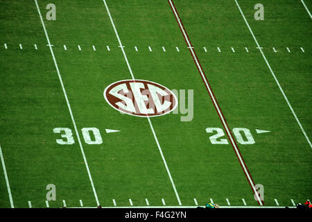 College Station, Texas, Stati Uniti d'America. Xvii oct, 2015. SEC logo sul campo durante il gioco tra il Texas A&M Aggies e Alabama Crimson Tide a Kyle Campo in College Station, Texas. Alabama conduce la prima metà contro il Texas A&M, 28-13. Patrick Green/CSM/Alamy Live News Foto Stock