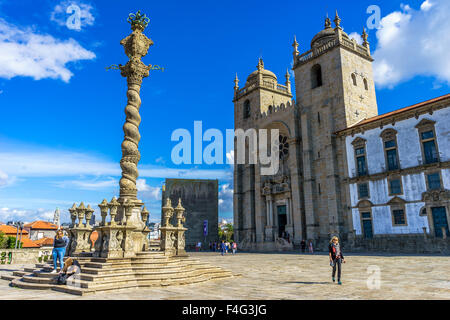 La Gogna e Porto cattedrale della città in una giornata di sole. Settembre, 2015. Porto, Portogallo. Foto Stock