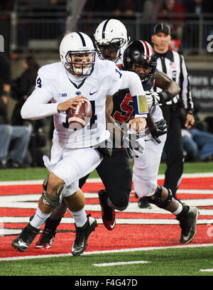 Columbus, Ohio, Stati Uniti d'America. Xiv oct, 2015. La Penn State Nittany Lions quarterback Christian Hackenberg va in corsa contro Ohio State presso lo Stadio Ohio in Columbus, Ohio. Brent Clark/CSM/Alamy Live News Foto Stock