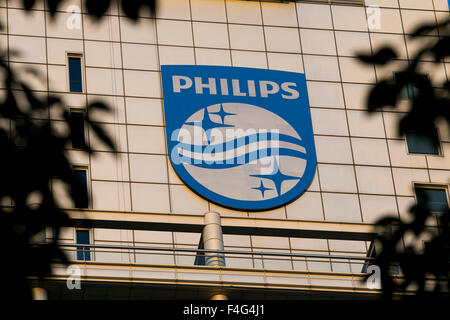 Un logo segno al di fuori della sede di Koninklijke Philips N.V. ad Amsterdam, nei Paesi Bassi il 2 ottobre 2015. Foto Stock