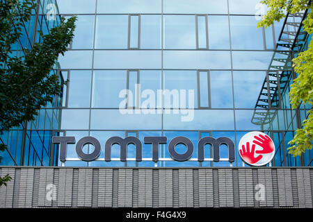 Un logo segno al di fuori della sede di TomTom NV ad Amsterdam, nei Paesi Bassi il 3 ottobre 2015. Foto Stock