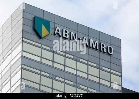 Un logo segno al di fuori della sede di ABN AMRO Bank N.V. ad Amsterdam, nei Paesi Bassi il 3 ottobre 2015. Foto Stock