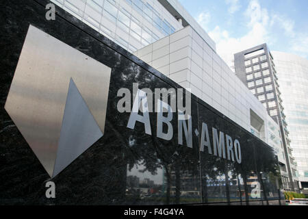 Un logo segno al di fuori della sede di ABN AMRO Bank N.V. ad Amsterdam, nei Paesi Bassi il 3 ottobre 2015. Foto Stock