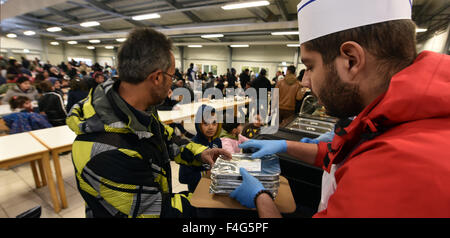 Ellwangen, Germania. Xiv oct, 2015. Haitham Sairaty (r) distribuisce cibo a stato a centro di accoglienza per rifugiati di Ellwangen, Germania, 14 ottobre 2015. Il rifugiato dalla Siria funziona come un mini-grossista nelle cucine del rifugiato a casa. Foto: STEFAN PUCHNER/DPA/Alamy Live News Foto Stock