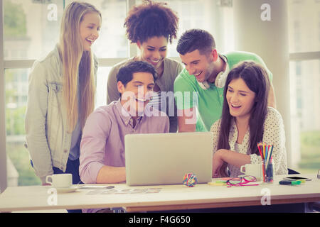 Gli studenti che lavorano insieme su laptop Foto Stock