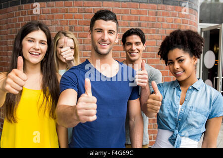 Tutti gli studenti che mostra Thumbs up insieme Foto Stock