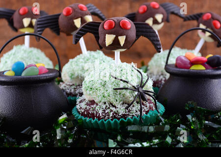 Happy Halloween party i tortini di cioccolato mostruosi lollipop volti e mini liquirizia ala di pipistrello orecchie con la caramella in streghe omento Foto Stock