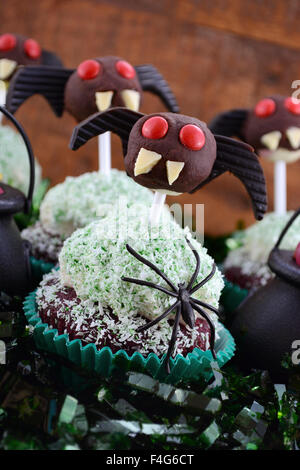 Happy Halloween party i tortini di cioccolato mostruosi lollipop volti e mini liquirizia ala di pipistrello orecchie con la caramella in streghe omento Foto Stock