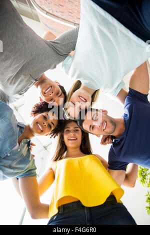 Gli studenti che teste insieme in unità Foto Stock