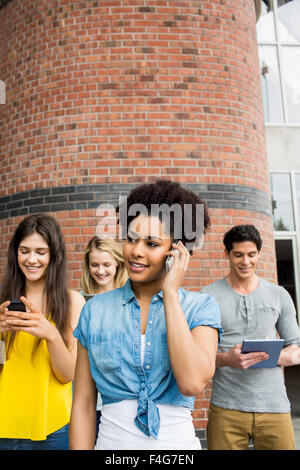 Tutti gli studenti sui loro dispositivi multimediali Foto Stock