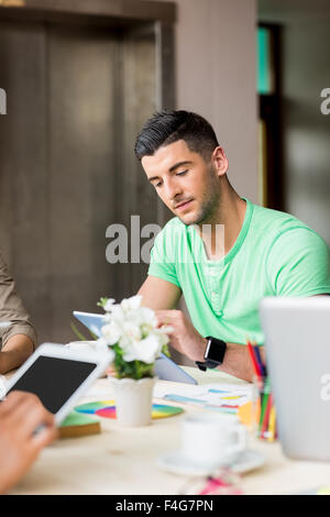 Un gruppo di studenti di lavorare sulle assegnazioni Foto Stock