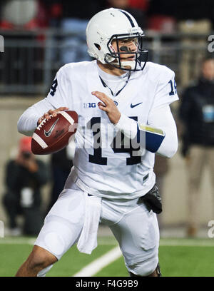 Columbus, Ohio, Stati Uniti d'America. Xiv oct, 2015. La Penn State Nittany Lions quarterback Christian Hackenberg (14) sembra passare contro Ohio State presso lo Stadio Ohio in Columbus, Ohio. Brent Clark/CSM/Alamy Live News Foto Stock