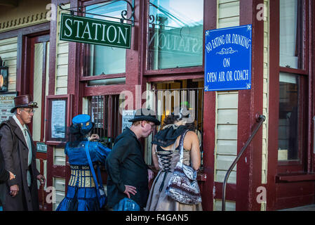 Lancaster, Pennsylvania, USA. Xvi oct, 2015. Steampunk è un subgenre di fiction speculativa, di solito in un anacronistico vittoriano o quasi-vittoriano storia alternativa l'impostazione. Esso potrebbe essere descritto dallo slogan "cosa del passato dovrebbe apparire come se il futuro fosse accaduto prima.' include la fiction con la fantascienza, fantasy o temi di orrore. Credito: creativa collezione TOLBERT FOTO/Alamy Live News Foto Stock