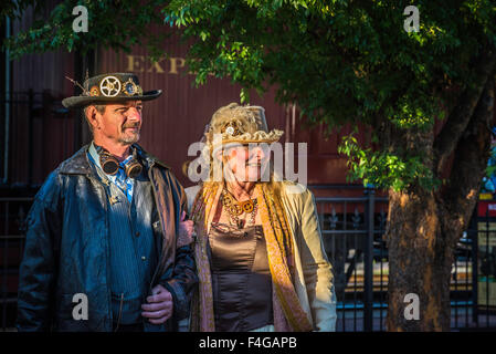 Lancaster, Pennsylvania, USA. Xvi oct, 2015. Steampunk è un subgenre di fiction speculativa, di solito in un anacronistico vittoriano o quasi-vittoriano storia alternativa l'impostazione. Esso potrebbe essere descritto dallo slogan "cosa del passato dovrebbe apparire come se il futuro fosse accaduto prima.' include la fiction con la fantascienza, fantasy o temi di orrore. Credito: creativa collezione TOLBERT FOTO/Alamy Live News Foto Stock