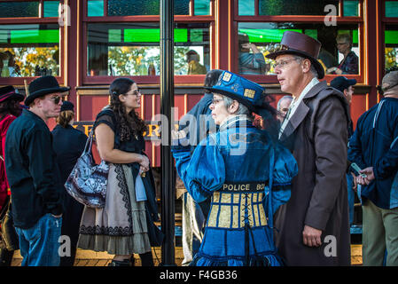 Lancaster, Pennsylvania, USA. Xvi oct, 2015. Steampunk è un subgenre di fiction speculativa, di solito in un anacronistico vittoriano o quasi-vittoriano storia alternativa l'impostazione. Esso potrebbe essere descritto dallo slogan "cosa del passato dovrebbe apparire come se il futuro fosse accaduto prima.' include la fiction con la fantascienza, fantasy o temi di orrore. Credito: creativa collezione TOLBERT FOTO/Alamy Live News Foto Stock