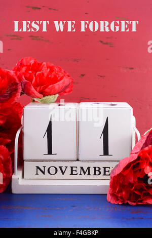 Block Bianco vintage calendario con grande rosso papavero Fiandre su rosso e blu sullo sfondo di legno per ricordo, armistizio e Vete Foto Stock