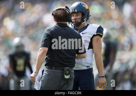 Waco, Texas, Stati Uniti d'America. Xvii oct, 2015. West Virginia alpinisti head coach Dana Holgorsen parla di quarterback Skyler Howard (3) durante il NCAA Football gioco tra il West Virginia alpinisti e Baylor porta a McLane Stadium di Waco, Texas. JP Waldron/Cal Sport Media/Alamy Live News Foto Stock