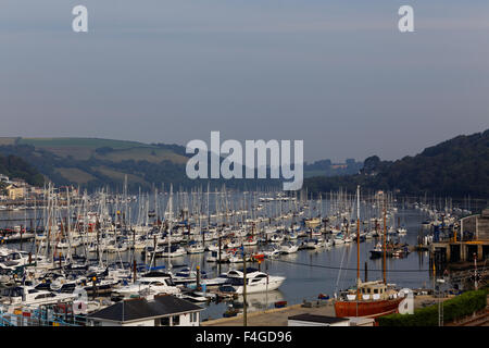 Una vista a monte a Dartmouth sul fiume Dart Foto Stock