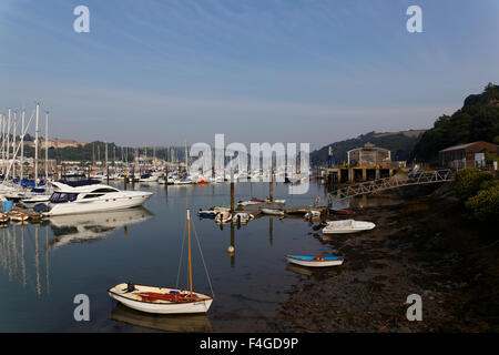 Una vista a monte a Dartmouth sul fiume Dart Foto Stock