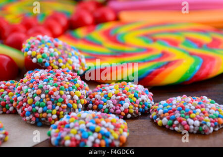 Bright rainbow lollipop candy sul legno scuro tavolo. Foto Stock