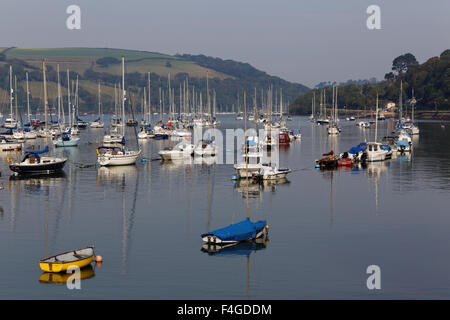 Una vista a monte a Dartmouth sul fiume Dart Foto Stock