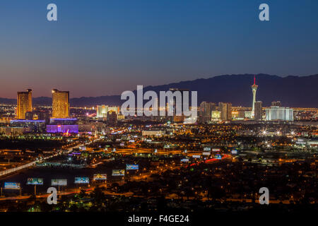 Vista al crepuscolo dello skyline di Las Vegas che mostra il centro e lo Stratosphere Hotel and Casino. Foto Stock