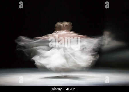 Pechino, Ungheria. Xiv oct, 2015. Un artisti dall'Ungherese circo contemporaneo Recirquel azienda esegue durante la prova generale del loro nuovo spettacolo 'Non Solus" (latino per "non da soli"), prima di premiere nel Palazzo delle Arti di Budapest, in Ungheria, il 14 ottobre 2015. Recirquel Company è stata fondata dal regista e coreografo Bence Vagi nel 2012. Il suo scopo è quello di introdurre ungherese circo contemporaneo genere per tutti gli altri paesi del mondo. © Attila Volgyi/Xinhua/Alamy Live News Foto Stock