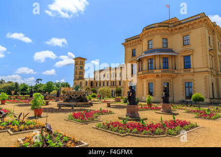 Il giardino e la facciata nord di Osborne House, la residenza estiva della regina Victoria, East Cowes, Isle of Wight, Regno Unito Inghilterra Foto Stock