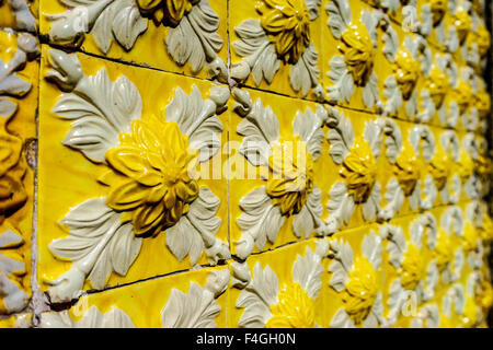 Bel colore giallo girasole piastrelle ornano la facciata di un edificio nel porto. Ottobre, 2015. Porto, Portogallo. Foto Stock