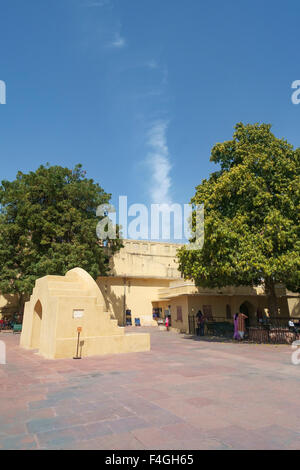 Weird architettura dell'Osservatorio Jantar Mantar con strumenti astronomici nel Rajasthan. Costruito nel 1738. Foto Stock