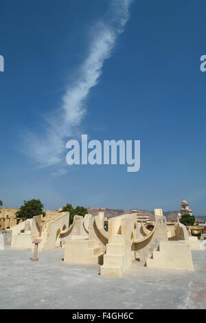 Weird architettura dell'Osservatorio Jantar Mantar con strumenti astronomici nel Rajasthan. Costruito nel 1738. Foto Stock