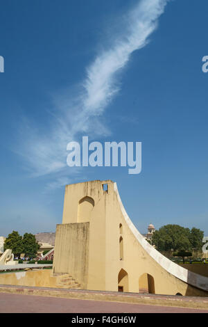 Weird architettura dell'Osservatorio Jantar Mantar con strumenti astronomici nel Rajasthan. Costruito nel 1738. Foto Stock