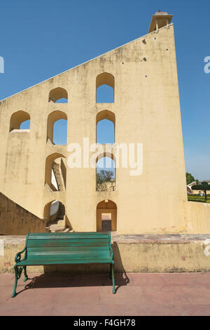 Weird architettura dell'Osservatorio Jantar Mantar con strumenti astronomici nel Rajasthan. Costruito nel 1738. Foto Stock